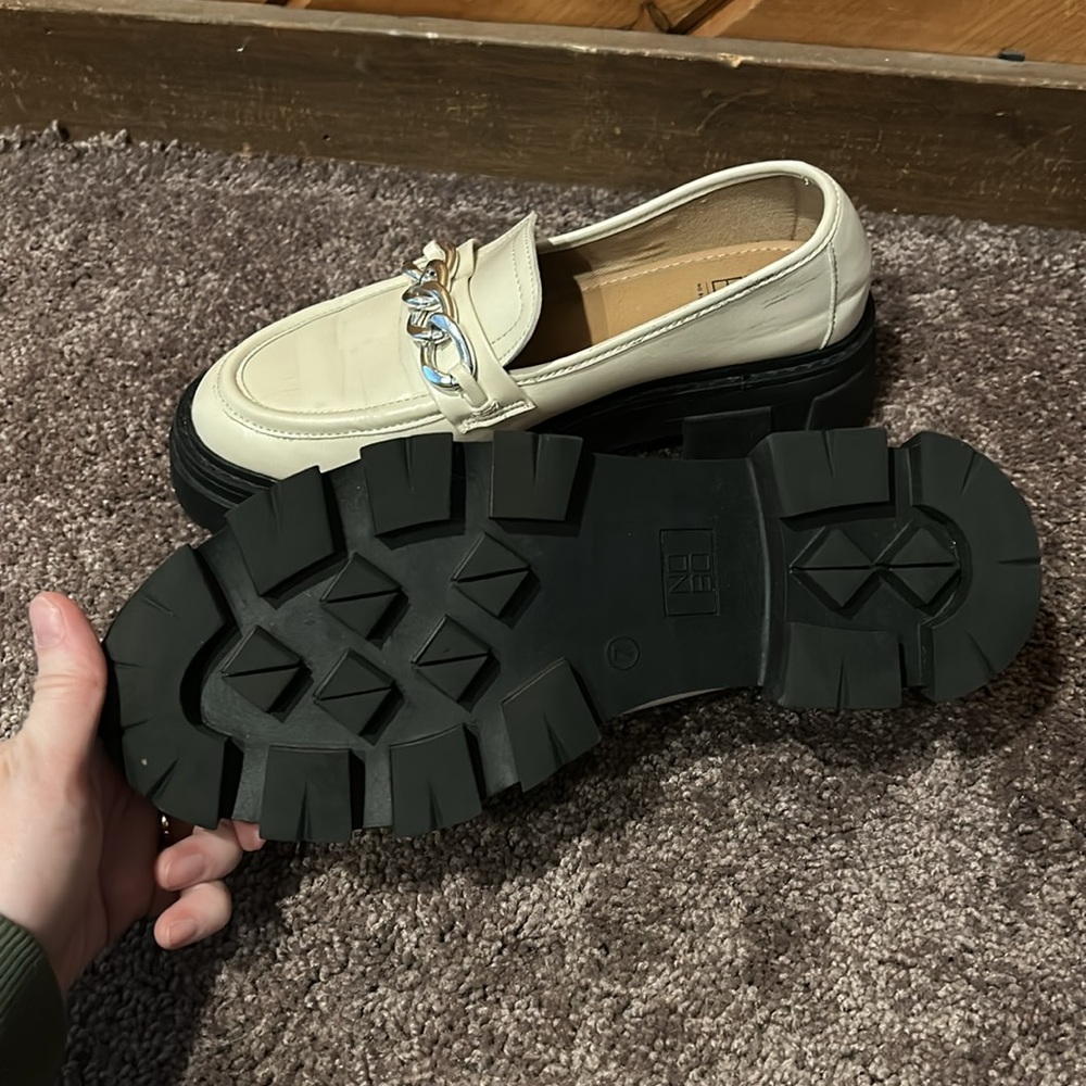 Y2K white chunky loafer with top chain - Picture 10 of 10